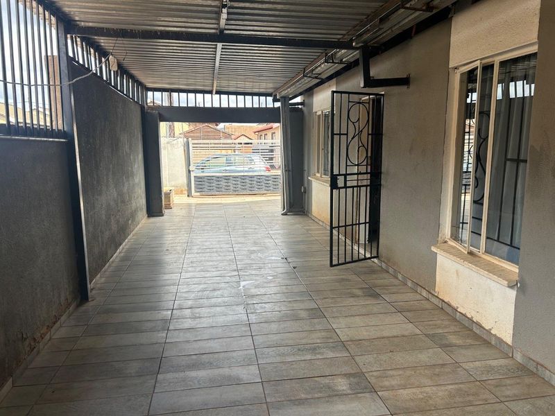 4 Bedroom Family House in Rosslyn Gardens - Photo 3