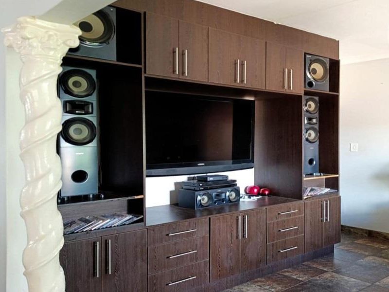 READY TO MOVE IN - Photo 10