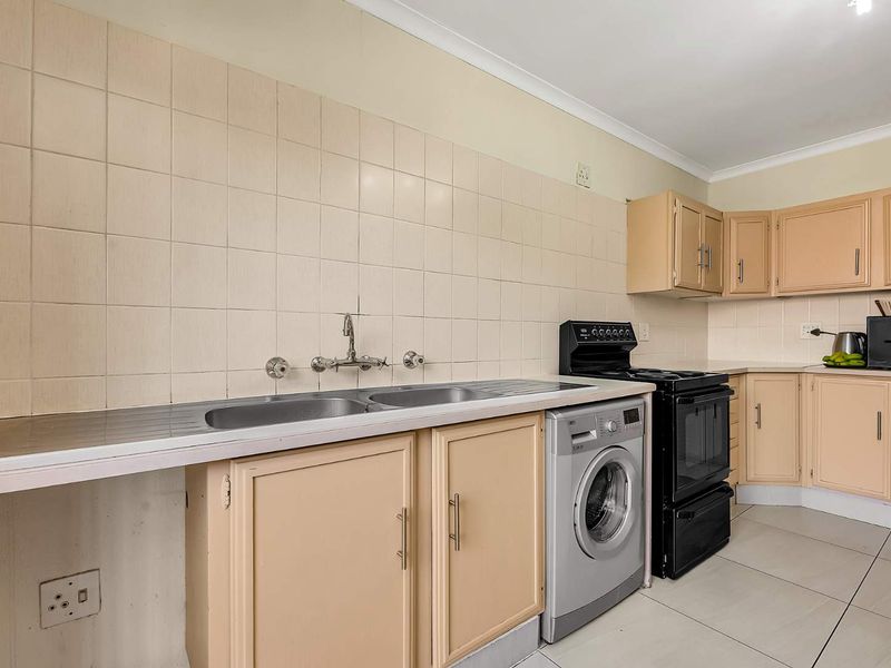 POSITION PLUS POTENTIAL – A PRIVATE LIGHT-FILLED FEEL HAPPY HOME - Photo 9