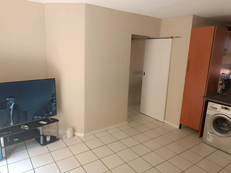 Lovely 1st-Floor Apartment in Secure Randburg Development - Photo 3