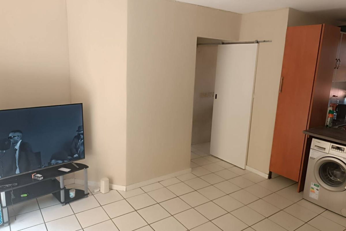 Lovely 1st-Floor Apartment in Secure Randburg Development - Photo 3