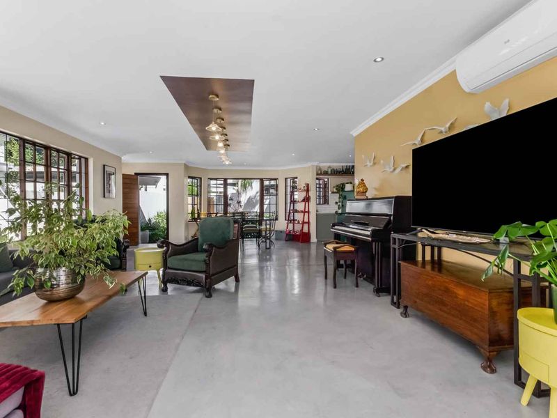 STUNNING LIGHT AND BRIGHT SIMPLEX - IN SOUGHT AFTER FLEETWOOD ESTATE - Photo 3