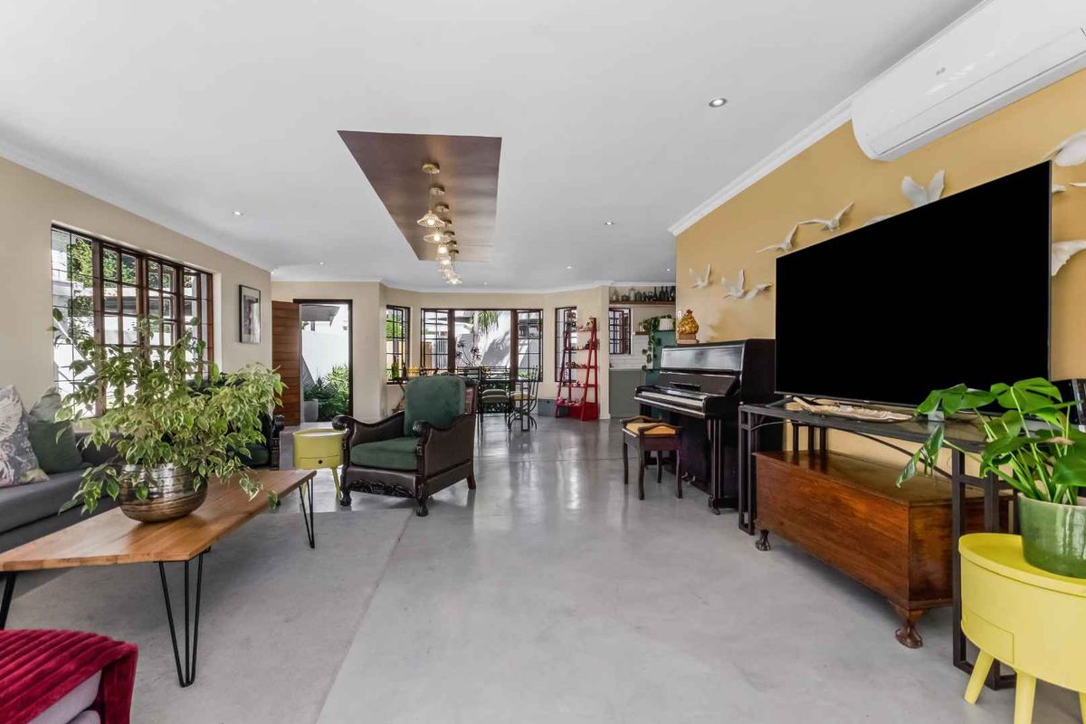 STUNNING LIGHT AND BRIGHT SIMPLEX - IN SOUGHT AFTER FLEETWOOD ESTATE - Photo 3