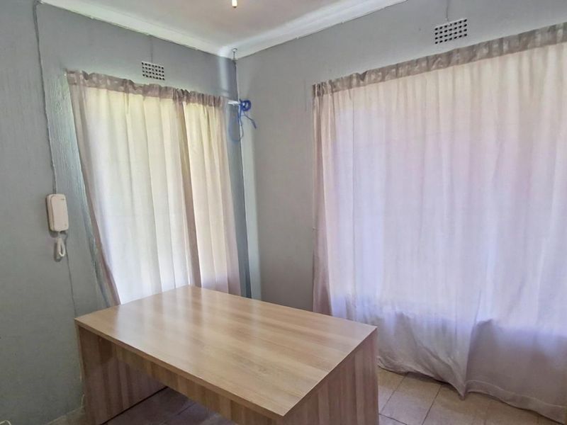 Large stand with Entertaininers Home - Photo 9