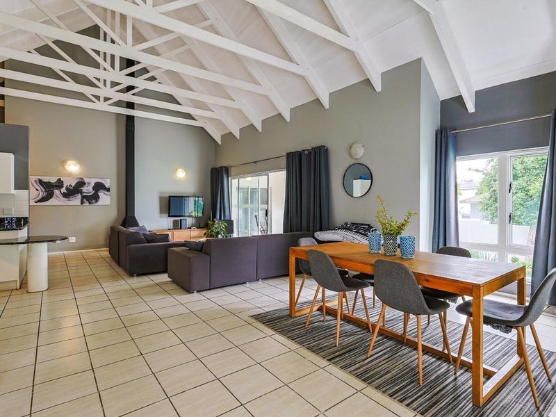 Elegant Furnished Family Home to Rent in Silver Lakes Golf Estate - Photo 6