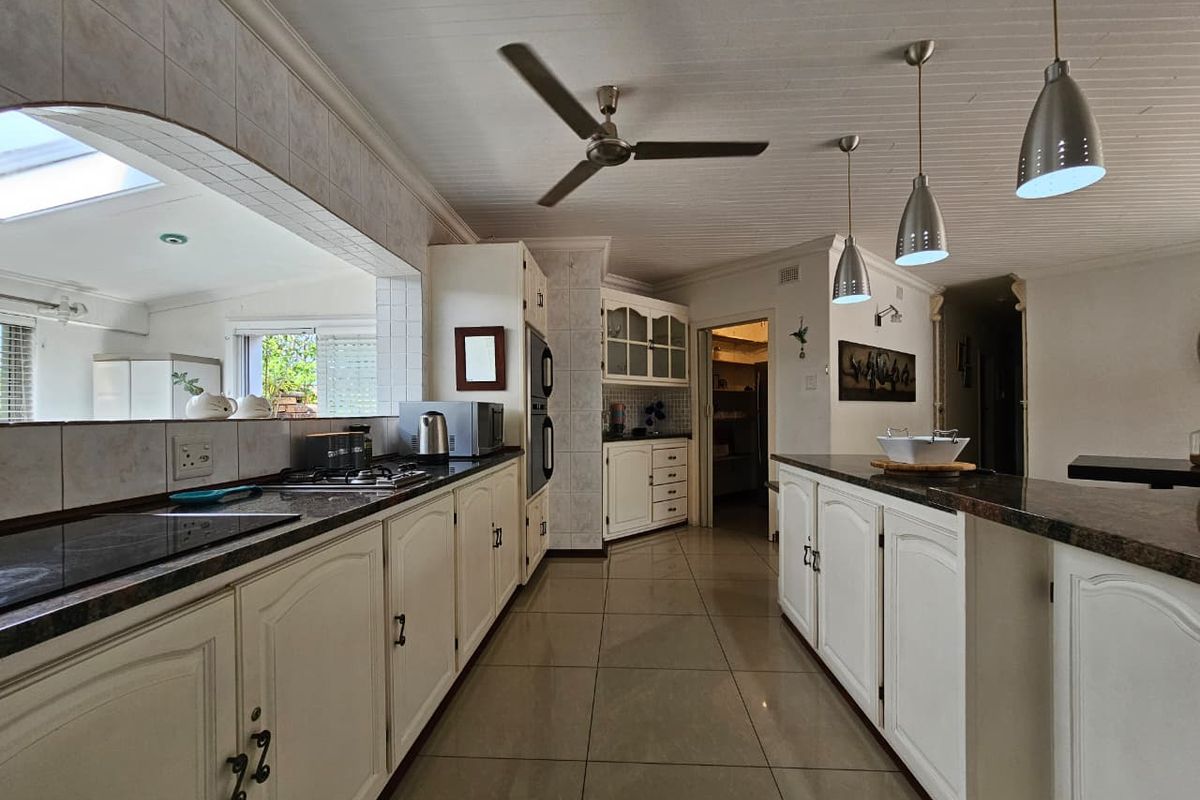 Elegant 5-Bedroom Family Home with Modern Comfort & Entertaining Spaces - Photo 2