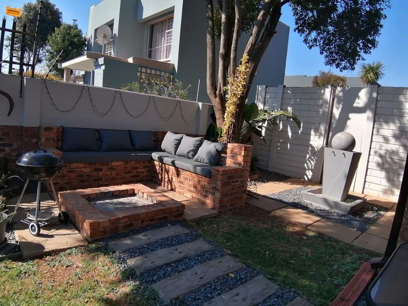 Wow! Stunning duplex townhouse - Photo 2