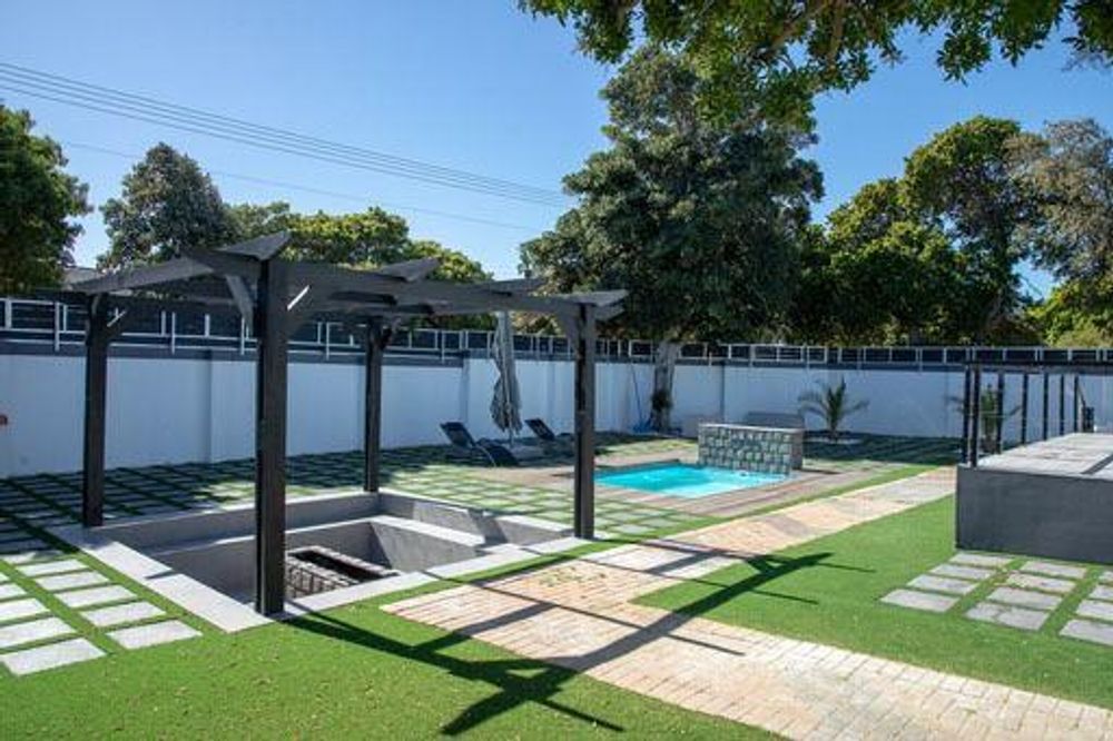 Pool and barbecue/fire pit