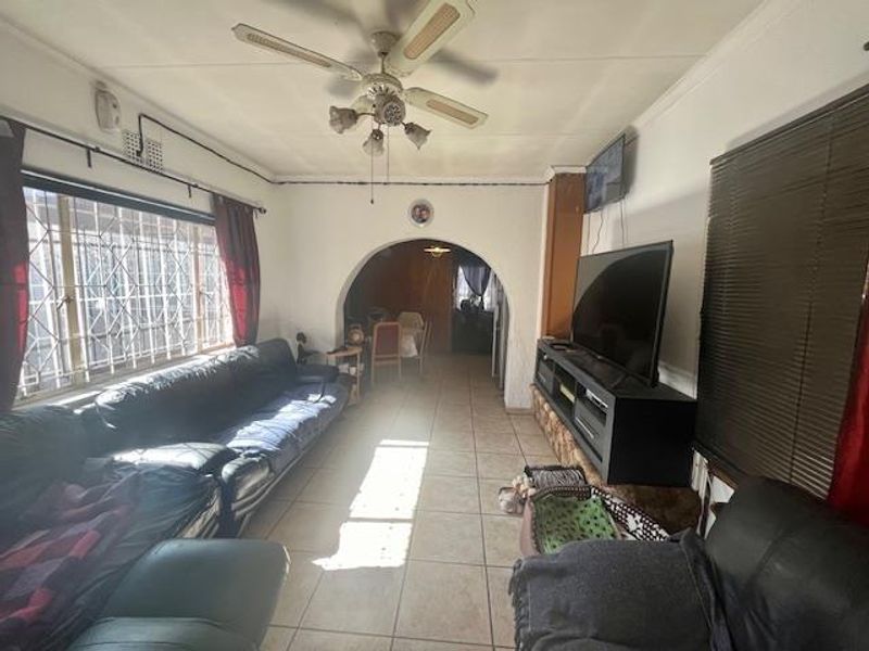 Prime Location Opposite Shopping Complex, Walk to School! - Photo 4