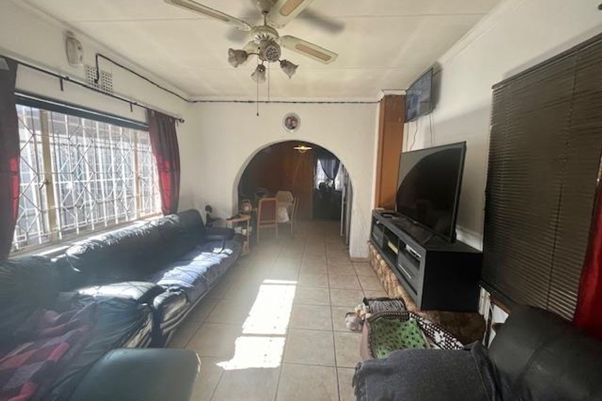 Prime Location Opposite Shopping Complex, Walk to School! - Photo 4
