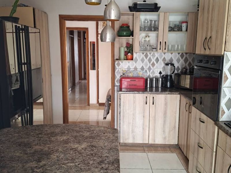 3 Bedroom Home with 2 Flats - Photo 8