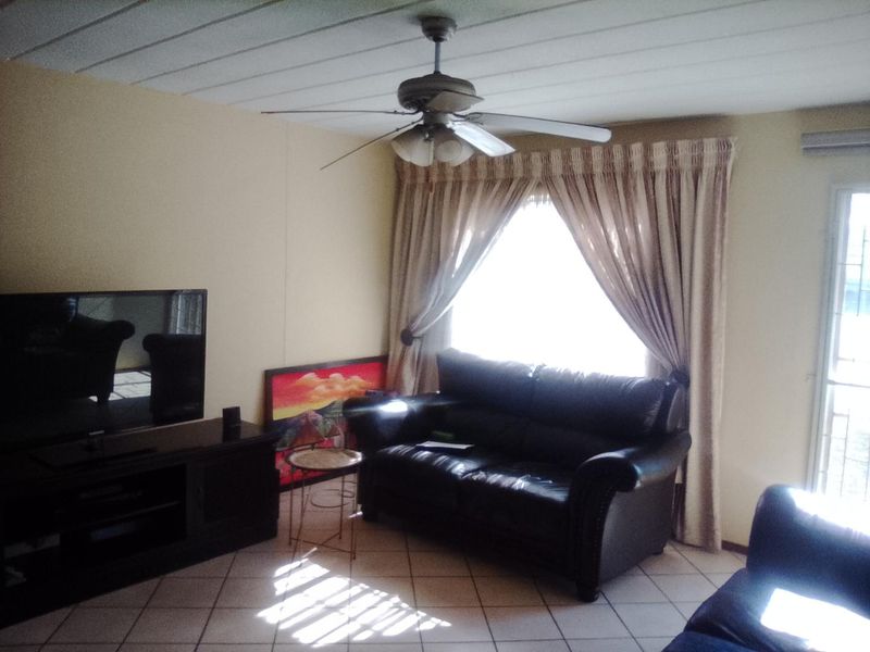 REFURBISHED GROUND FLOOR UNIT - Photo 4