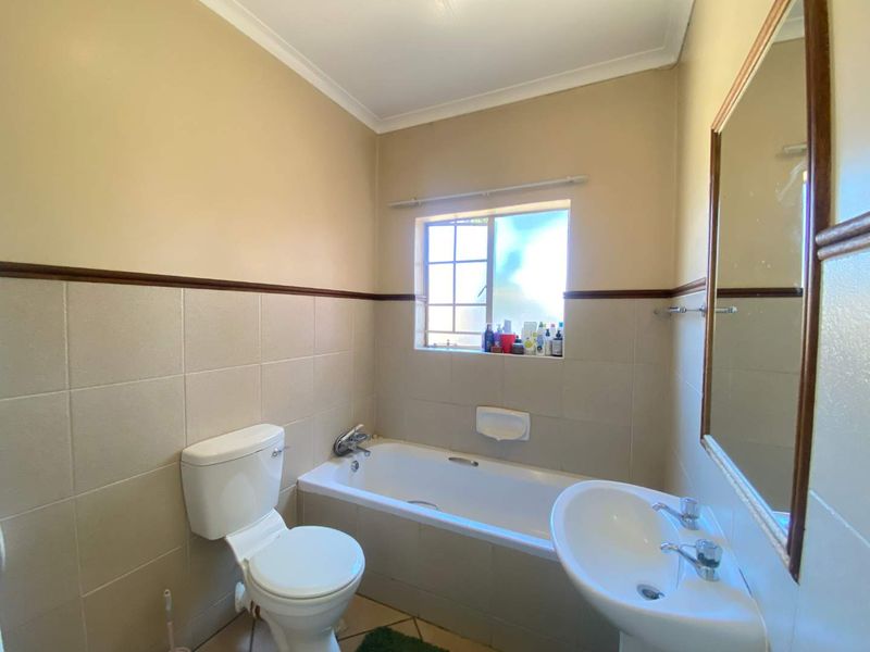 Townhouse for sale in a secured estate. - Photo 10
