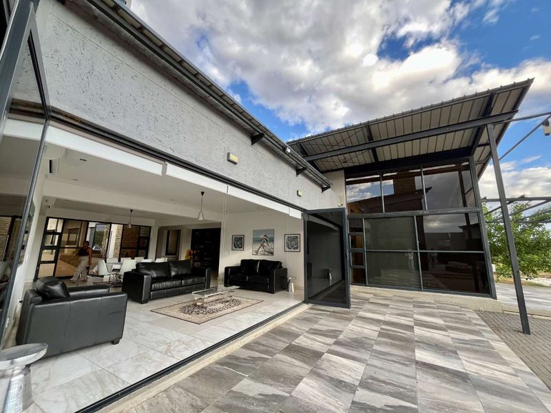 🏡 Modern 5-Bedroom Family Home with Pool in Aus View - Photo 7