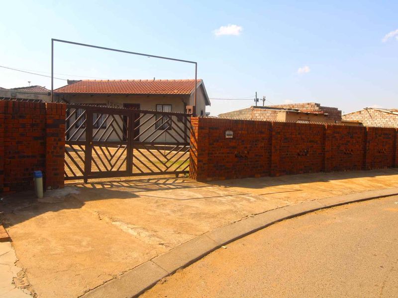 2 Bedroom House For Sale in Vosloorus - Photo 4