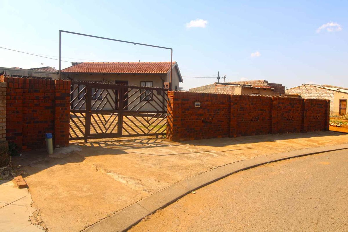 2 Bedroom House For Sale in Vosloorus - Photo 4