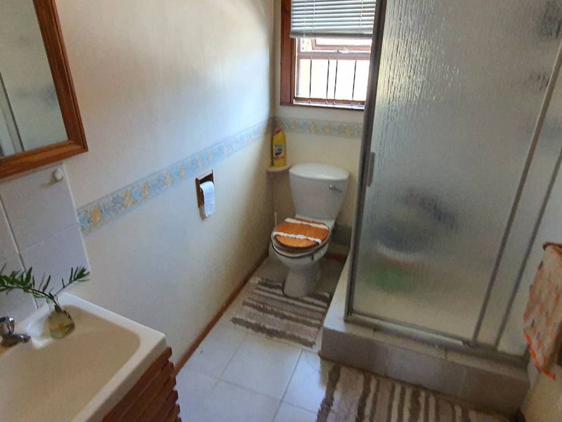 Charming 2-Bedroom Residence with Separate Flatlet and Stunning Valley Views - Photo 7