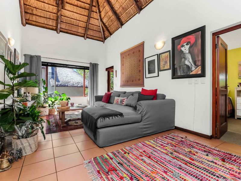 TOP FLOOR APARTMENT, BOASTING LOADS OF NAURAL LIGHT, HIGH CEILINGS AND IN A FANTASTIC LOCATION - Photo 2