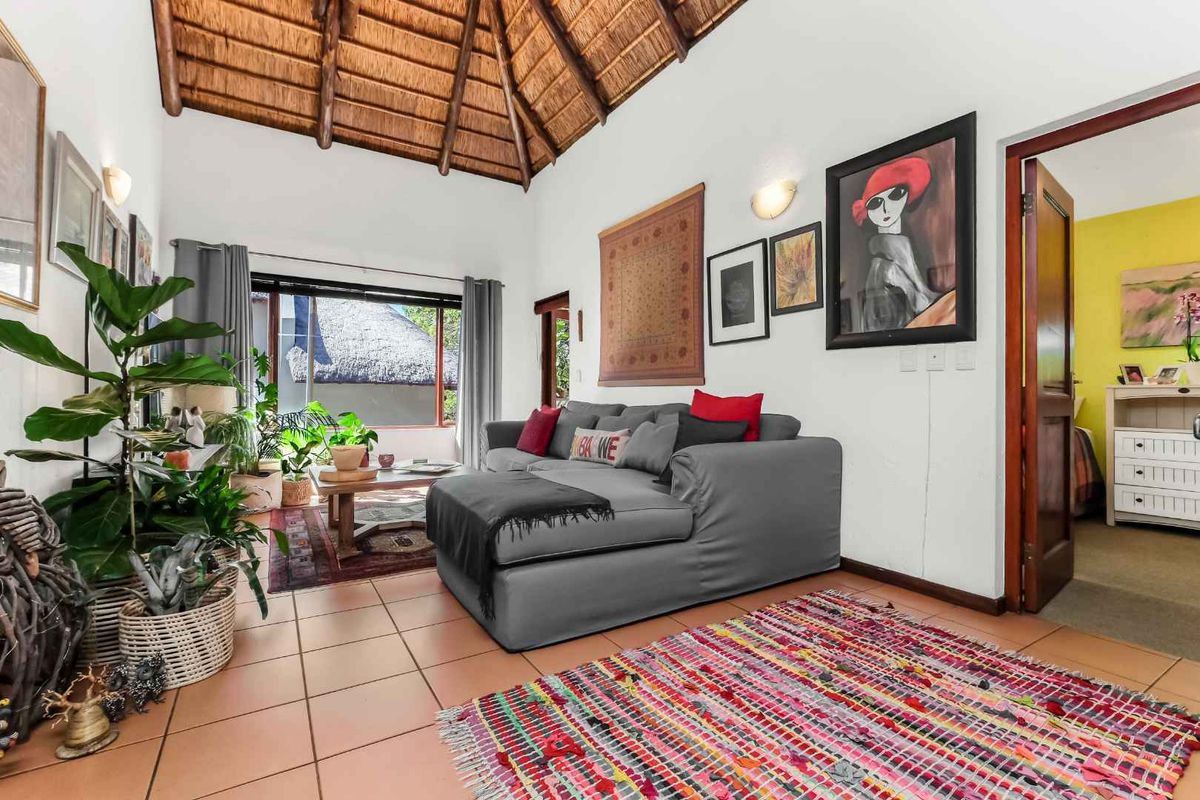 TOP FLOOR APARTMENT, BOASTING LOADS OF NAURAL LIGHT, HIGH CEILINGS AND IN A FANTASTIC LOCATION - Photo 2
