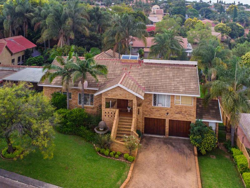 **Exquisite Scale & Panoramic Views: A Masterpiece in Moreleta Park** - Photo 7