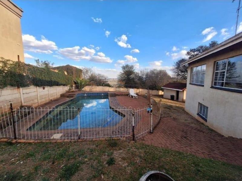 4 Bedroom House for Sale in Kiblerpark Johannesburg South - Photo 8