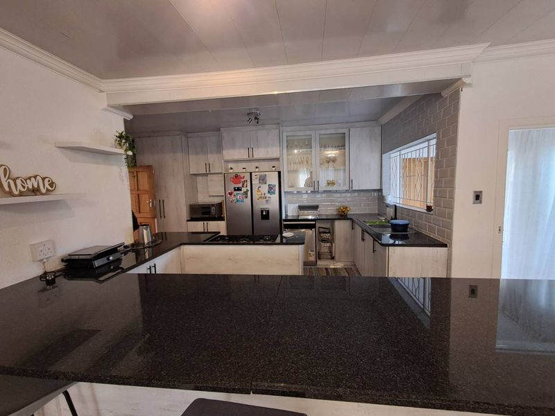 4 Bedroom house with 2 bedroom cottage - Photo 2