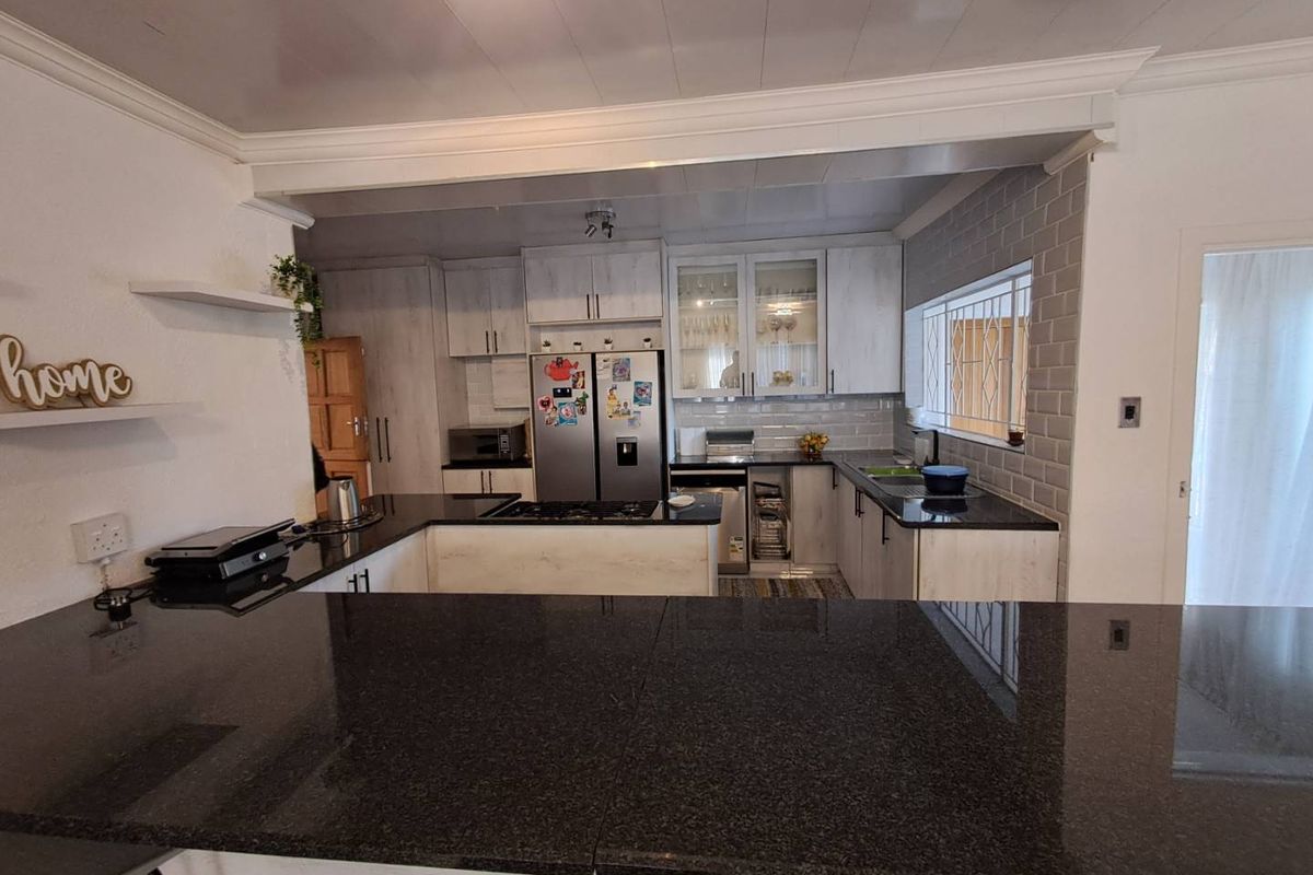 4 Bedroom house with 2 bedroom cottage - Photo 2