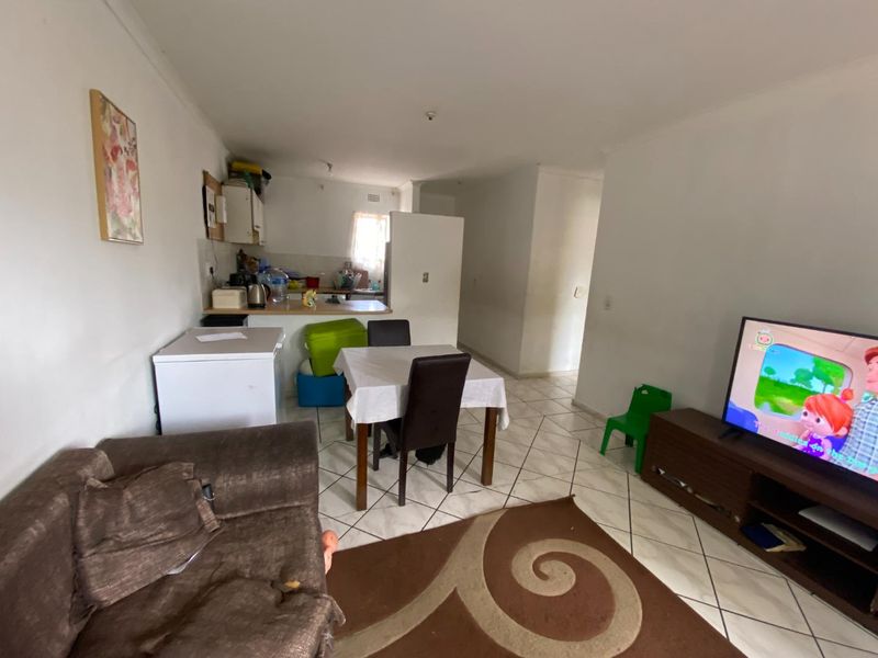 2-Bedroom Apartment in Wynberg (60m2) - Renovation Opportunity - Photo 4