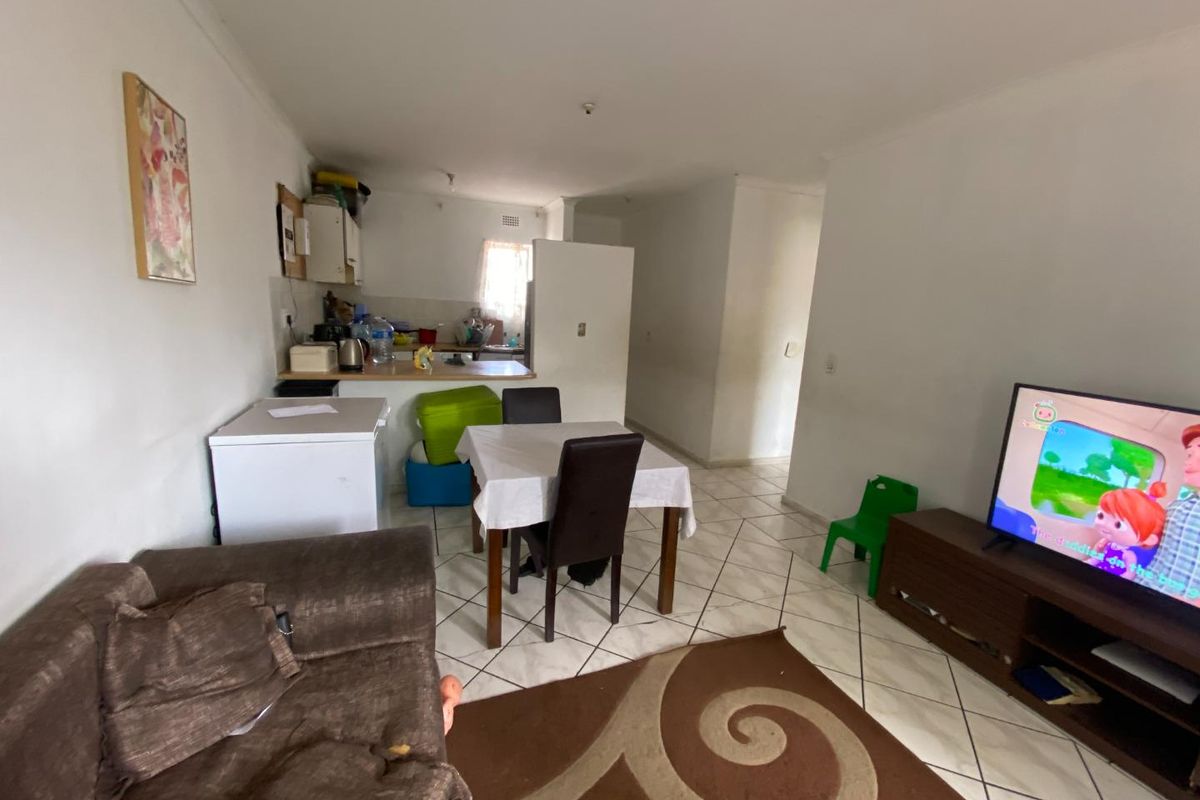 2-Bedroom Apartment in Wynberg (60m2) - Renovation Opportunity - Photo 4