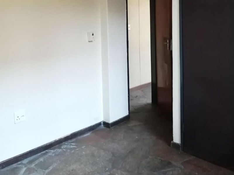 Your Ideal Home: 2.5 Beds, Secure Parking, and More! - Photo 10