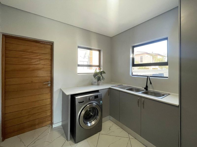 Secure Estate Living Meets Contemporary Elegance - Photo 7