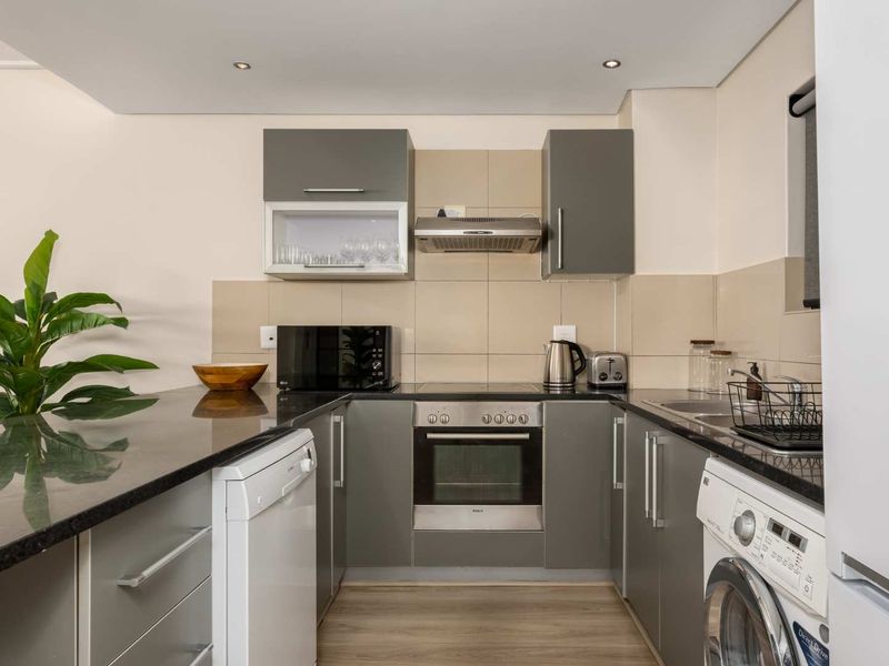 City Apartment with Spectacular Mountain Views - Photo 10