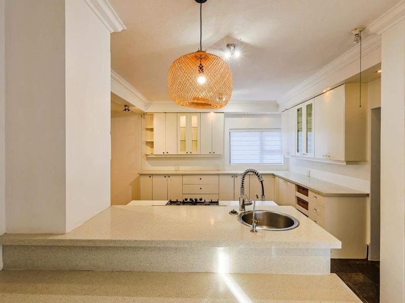 Stunning 5-Bedroom Family Home to Rent in Silver Lakes Golf Estate - Photo 8