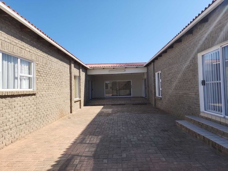 5-Bedroom house.on corner erf, priced to sell or nearest cash offer!!! - Photo 4