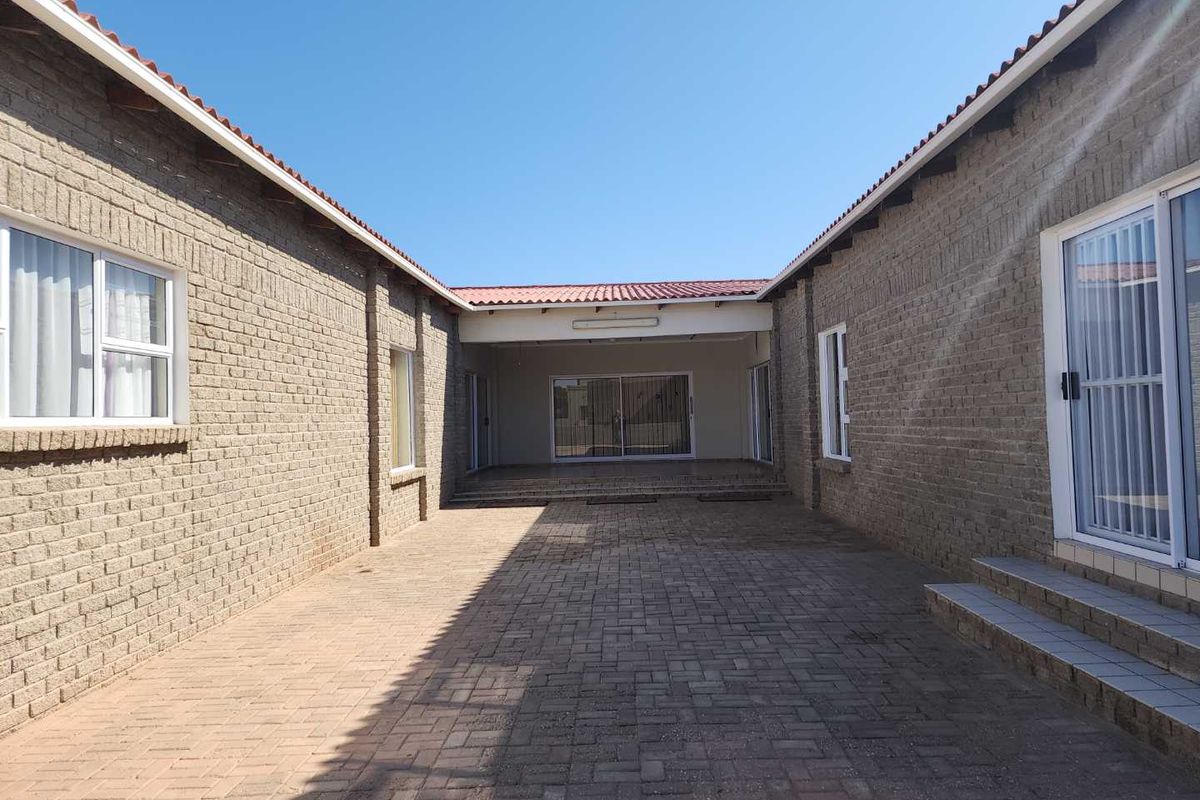 5-Bedroom house.on corner erf, priced to sell or nearest cash offer!!! - Photo 4