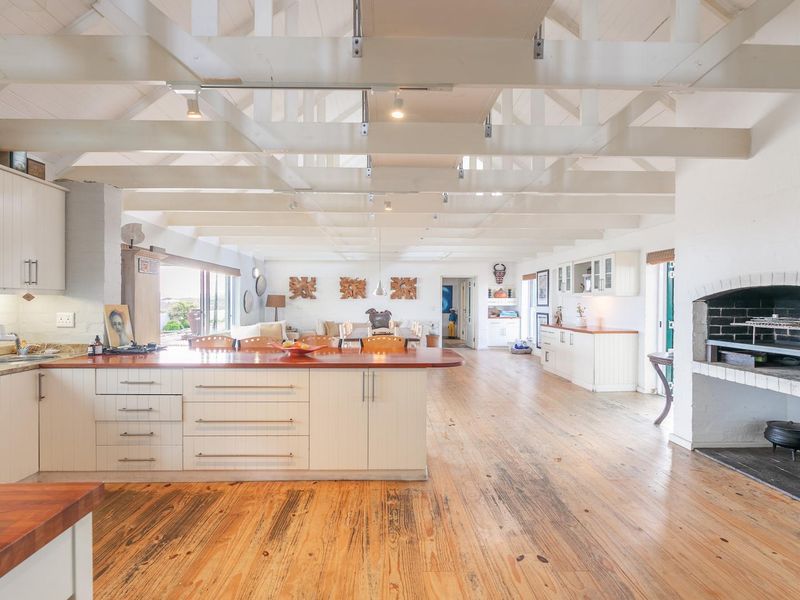 Breathtaking Sea Front Home on double sized erf in Security Estate - Photo 2