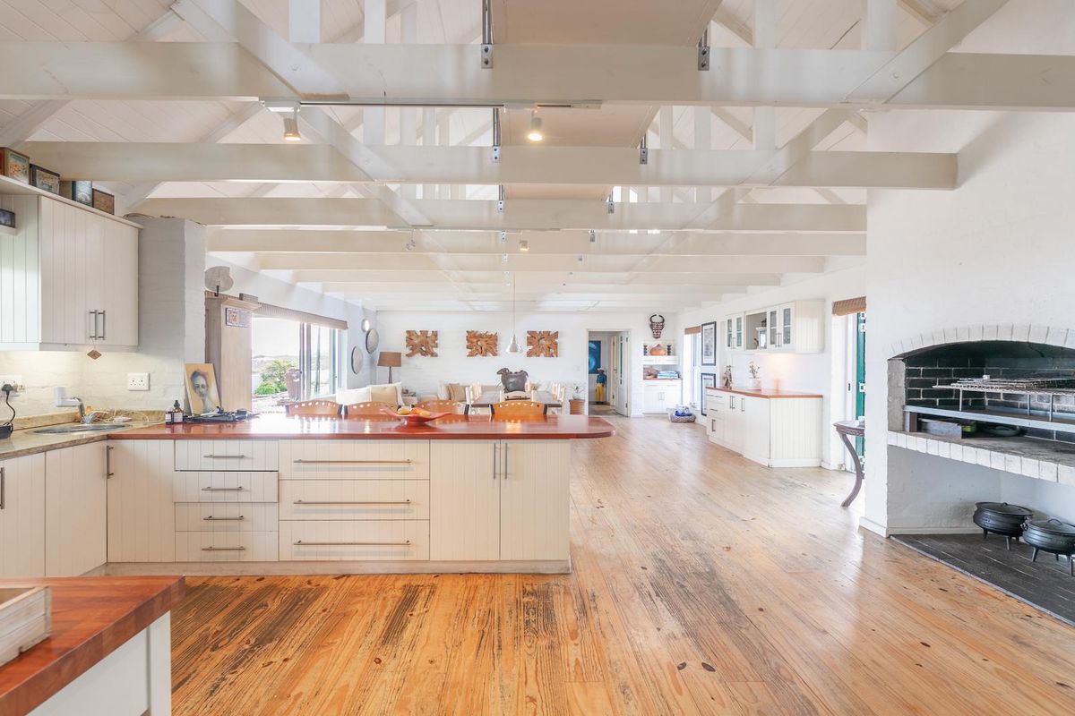 Breathtaking Sea Front Home on double sized erf in Security Estate - Photo 2