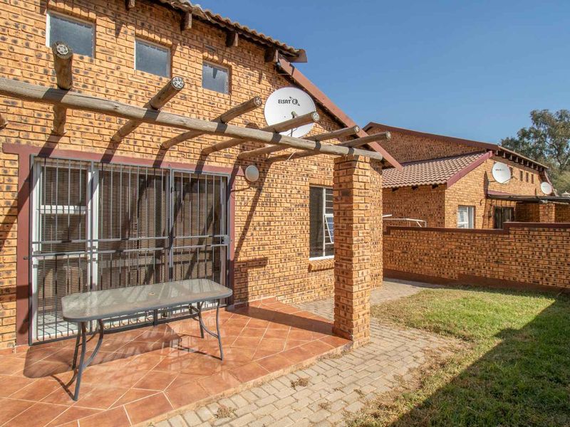 Charming 3-Bed Townhouse: Your Family's New Haven! - Photo 9