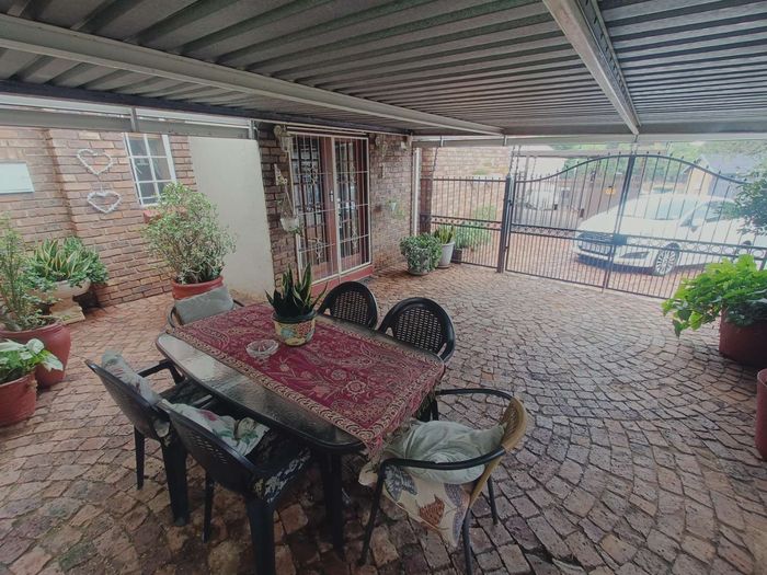 Property #2487126, House Pending Sale in Zwartkop