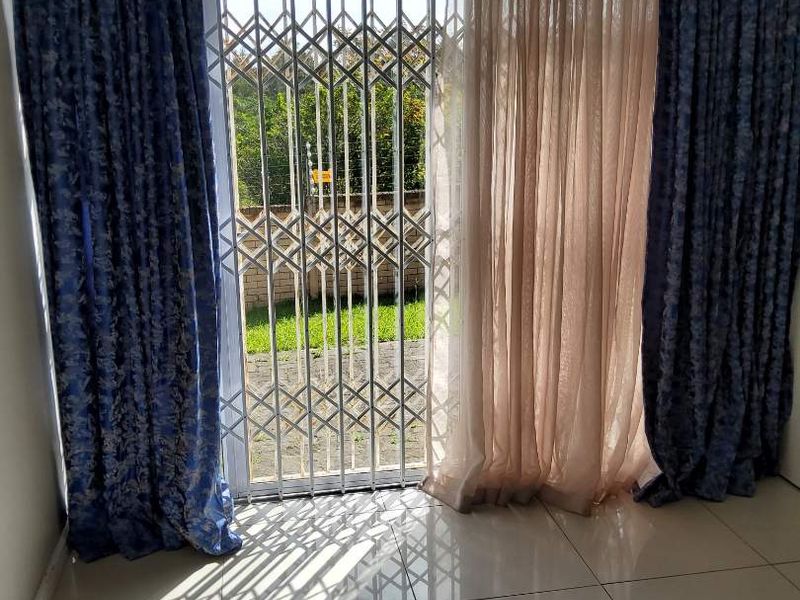 **Modern  3-Bedroom  with BIC, for family or investment for holiday Townhouse in Secure Gonubie Palms Community** - Photo 6