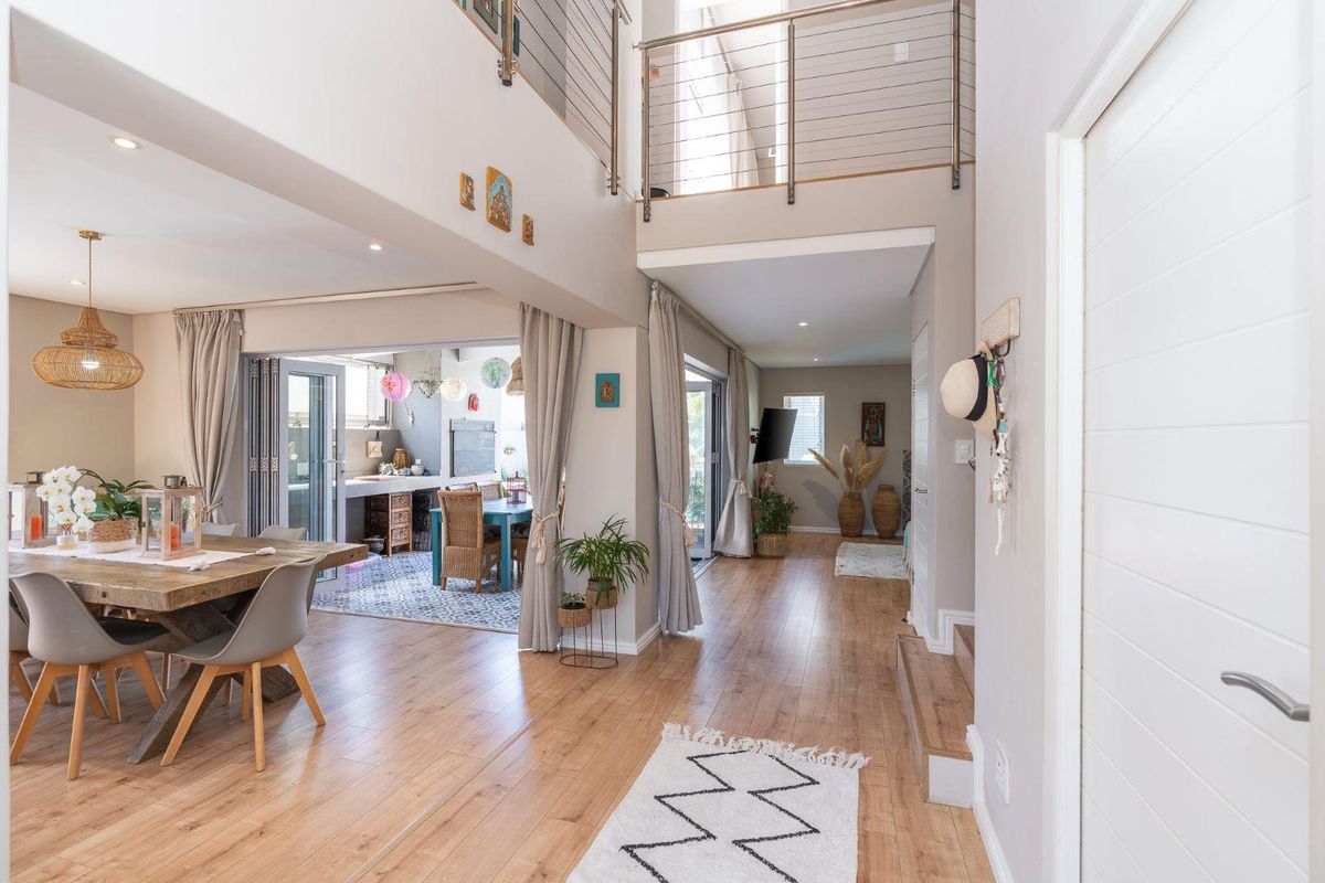 Family Home in Eco-Friendly Somerset Lakes! - Photo 2