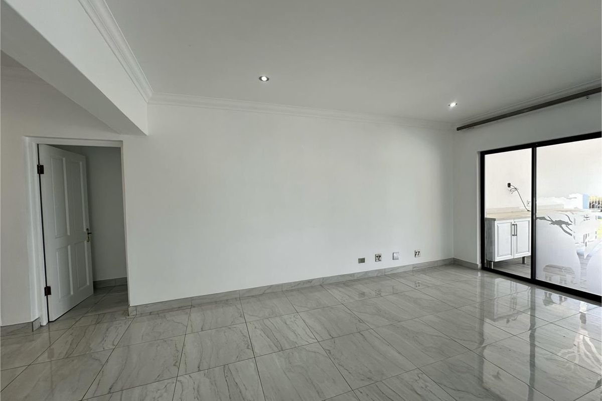 Elegant 5-Bedroom Family Home with Pool, Solar & Staff Accommodation - Photo 5