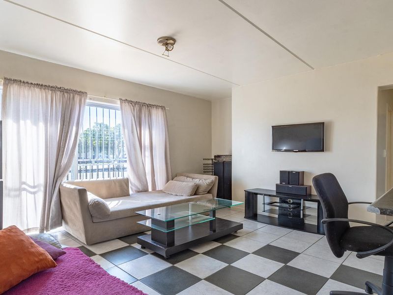Cozy 2 Bed, 1 Bath Ground Floor Apartment – Feels Just Like Home - Photo 3