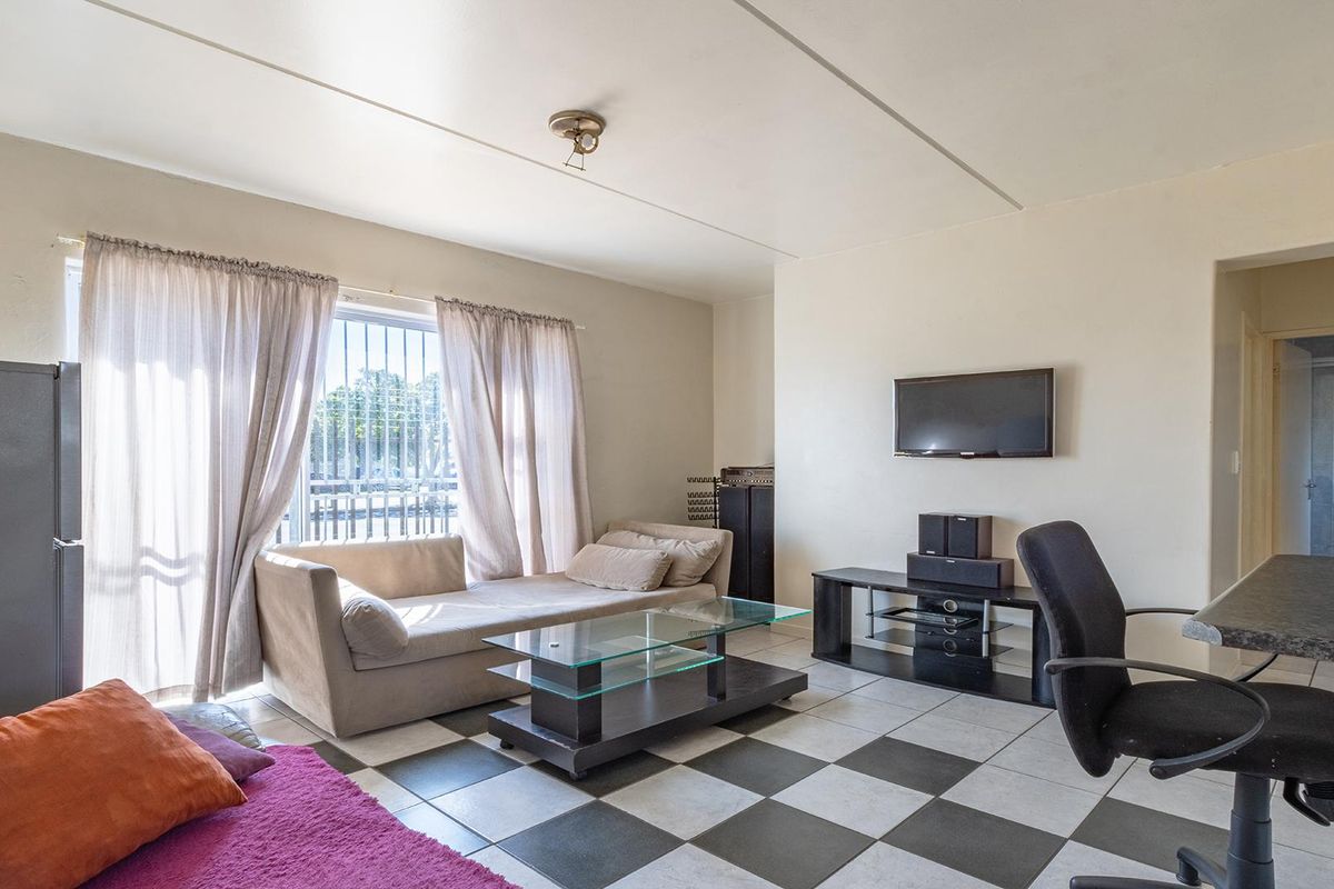 Cozy 2 Bed, 1 Bath Ground Floor Apartment – Feels Just Like Home - Photo 3