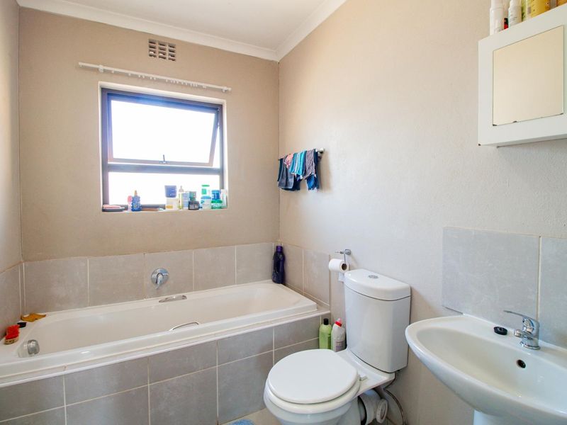 Charming Two-Bedroom Home with Modern Open Plan Living! - Photo 9