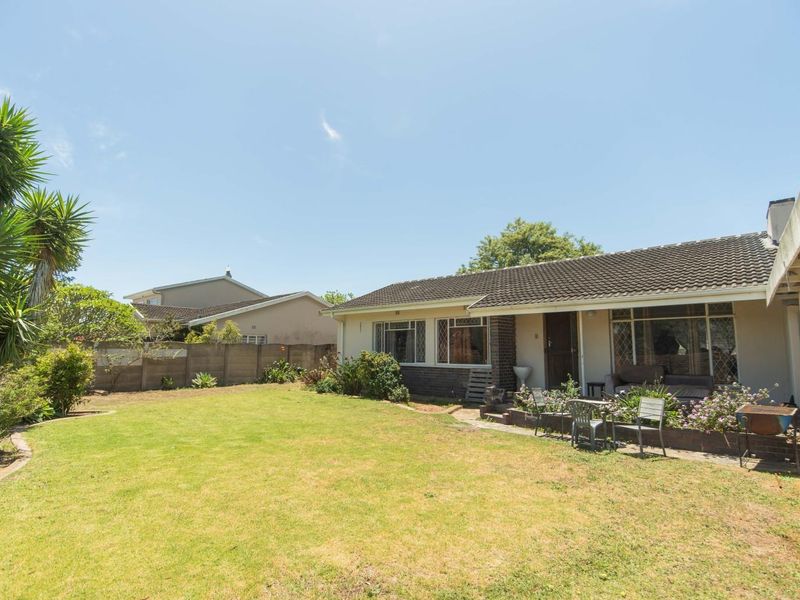 Family Home with Spacious Garden & Great Outdoor Living opposite Rowallan Park Primary School! - Photo 3