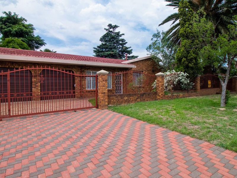 Charming Facebrick home in Mackenzie Park - Photo 2