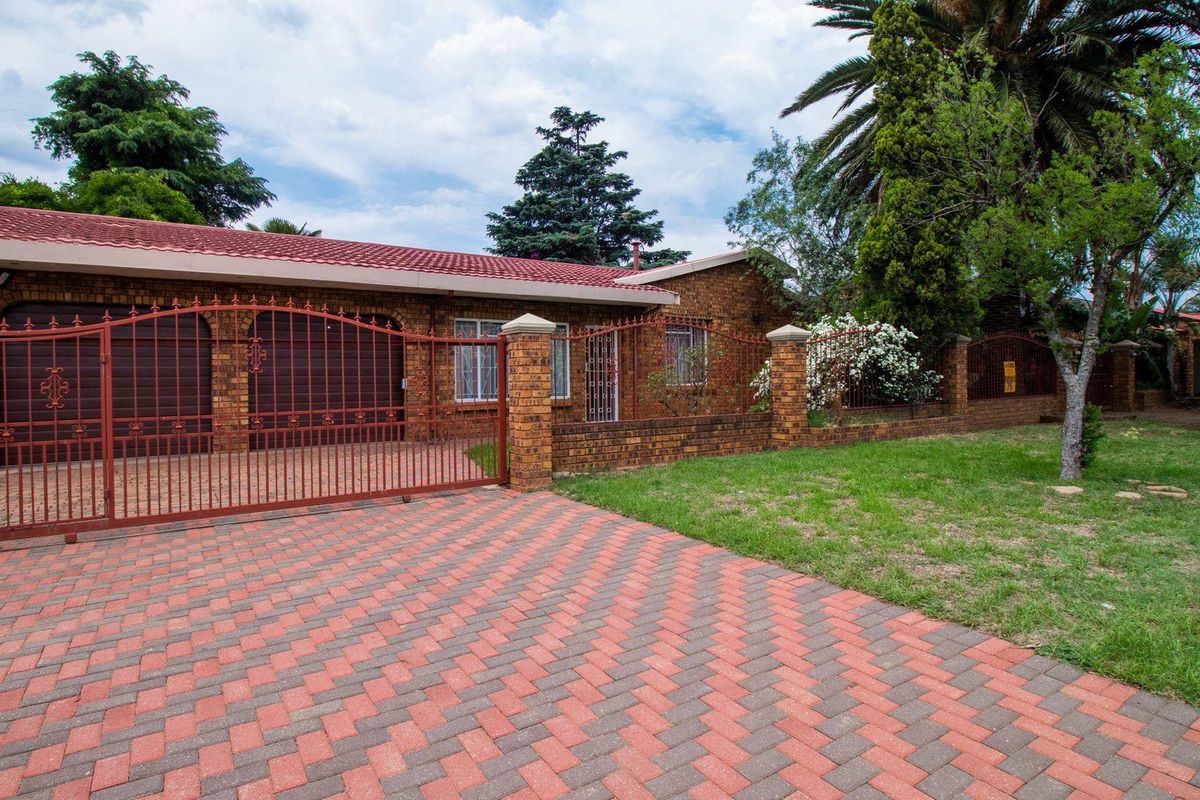 Charming Facebrick home in Mackenzie Park - Photo 2