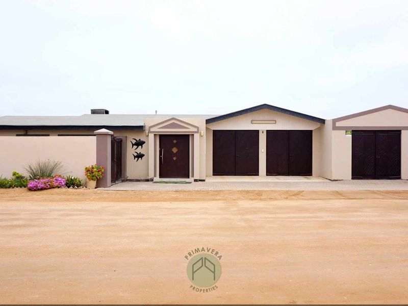 3 Bedroom OCEAN FRONT House With a 1 Bedroom Flat FOR SALE in Noord Duin, Henties Bay - Photo 4