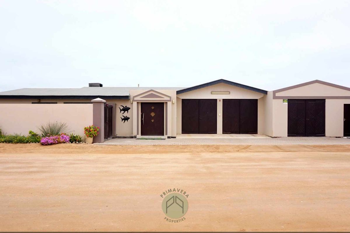 3 Bedroom OCEAN FRONT House With a 1 Bedroom Flat FOR SALE in Noord Duin, Henties Bay - Photo 4